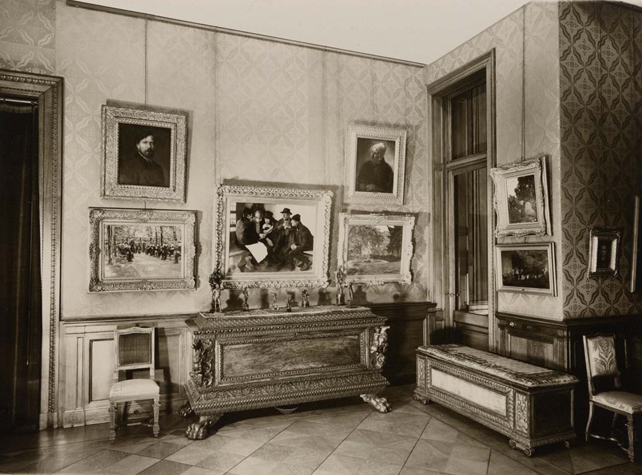 Interieur der ehemaligen Sammlung von Eduard Arnhold (1849–1925) in Berlin, unbekannter Photograph, Privatsammlung. Im Zentrum des Ensembles mit deutschen Künstlern des 19. Jahrhunderts ist Wilhelm Leibls Hauptwerk Die Dorfpolitiker zu sehen. Das Bild erwarb Reinhart im Jahr 1953 für seine Stadtgarten-Sammlung von Arnholds Erben.