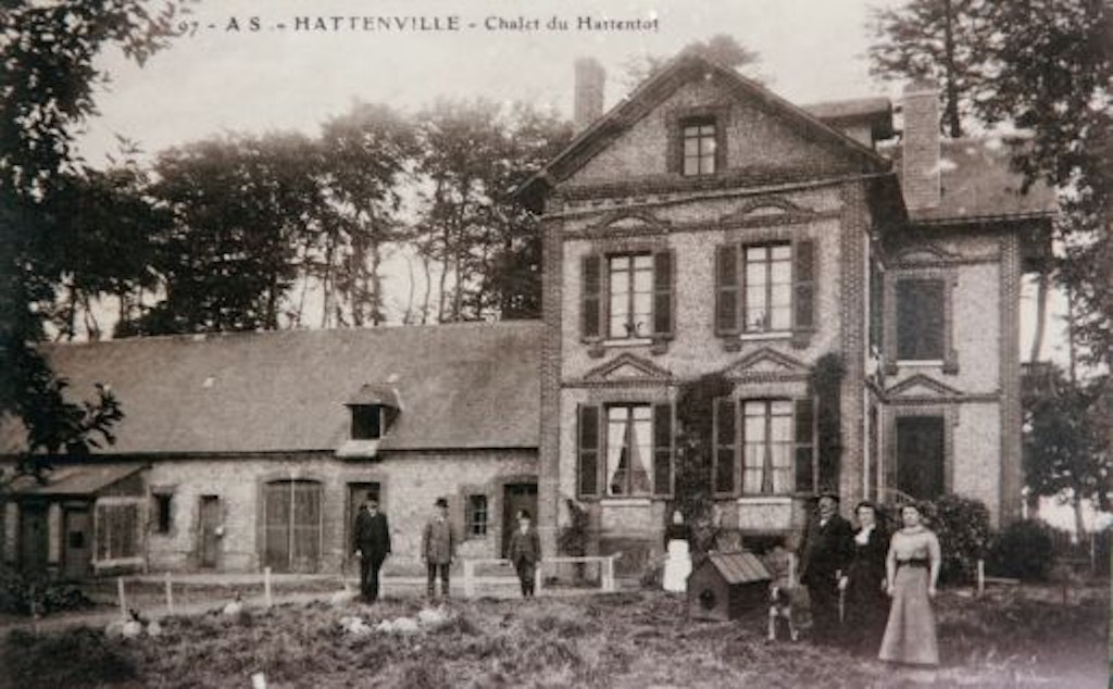 Carte postale historique, vue de la propriété des Chocquet à Hattenville